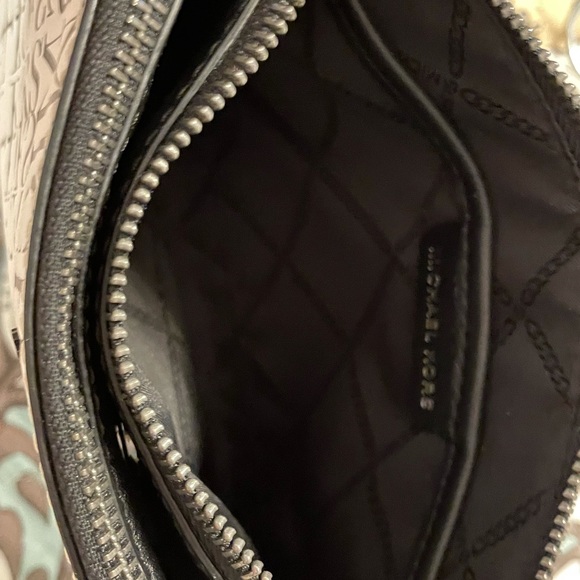 News print crossbody - Picture 7 of 9